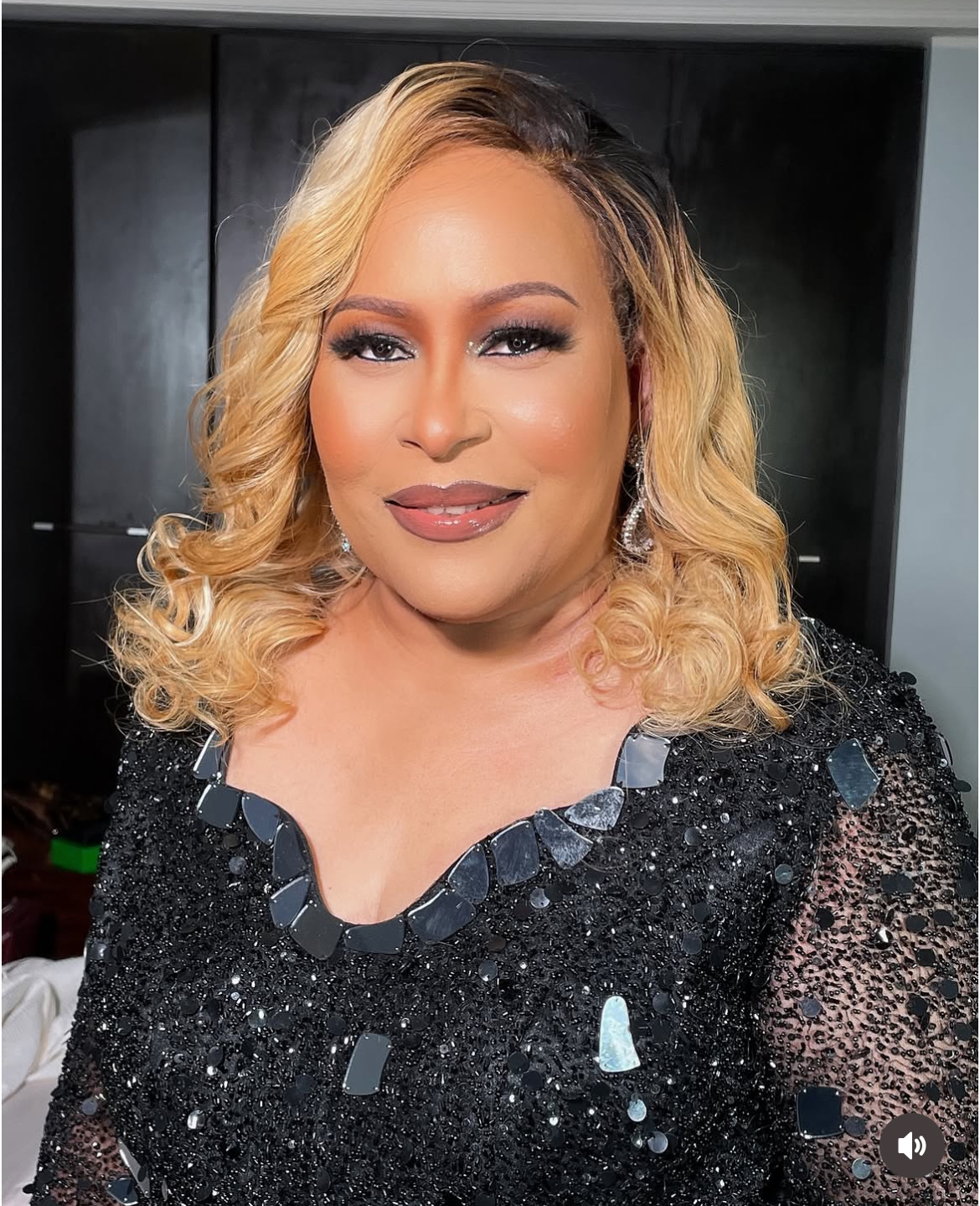 Blonde curls with soft glam